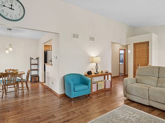 5th image of 11149 Saratoga Dr