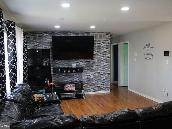 4th image of 303 Academy Ave