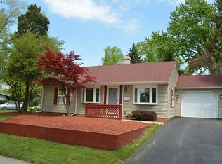917 Parkside Cir, Streamwood, IL