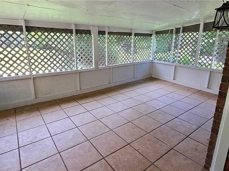 6684 Londonderry Dr — Photo 15
