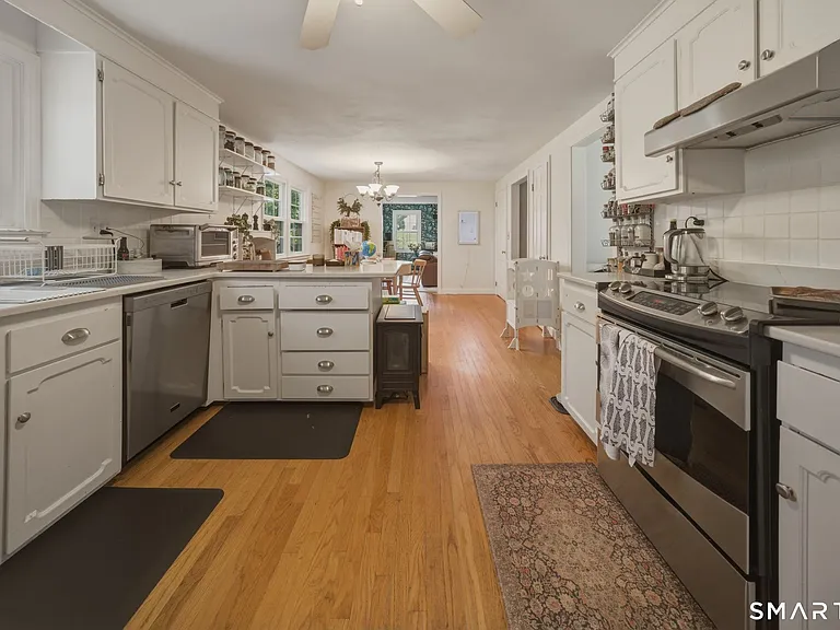 32 Fox Den Rd — Photo 4