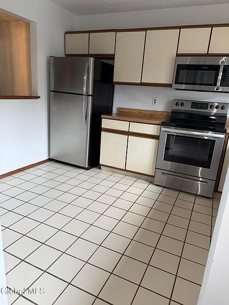 4th image of 10 Bennington Way