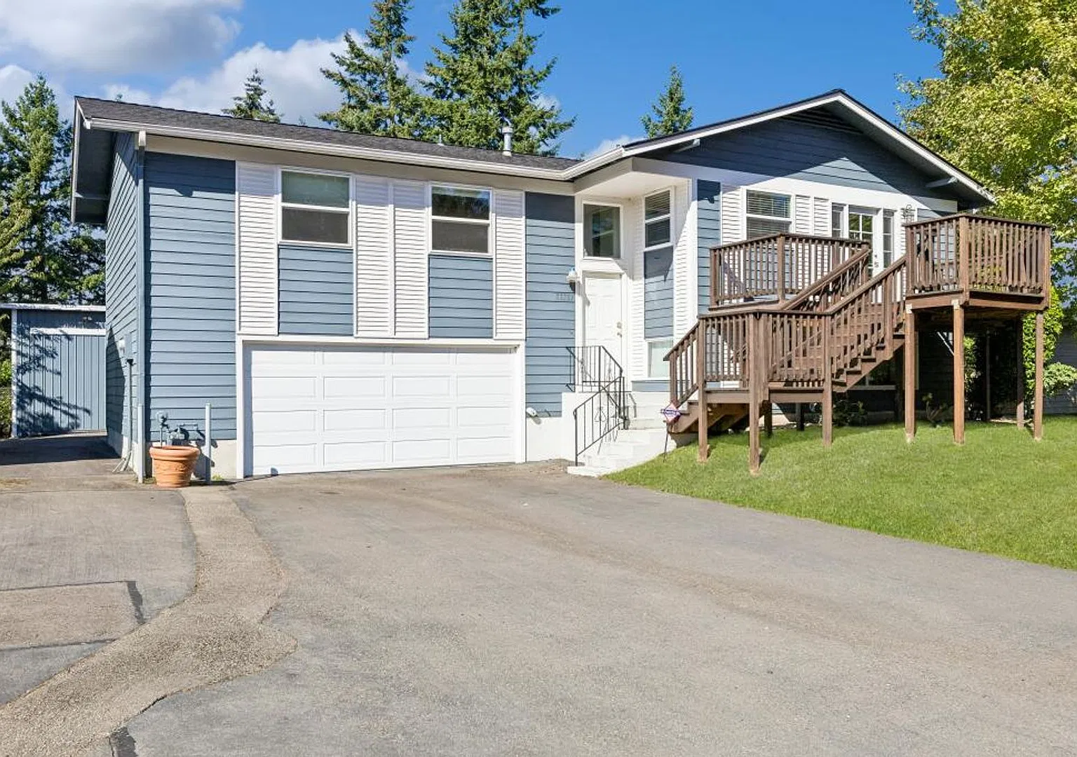 4 Bedroom Home with 2 Car Garage + 2 Fireplaces — Photo 4
