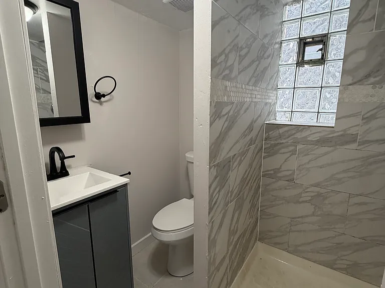 2228 S Sawyer Ave — Photo 3