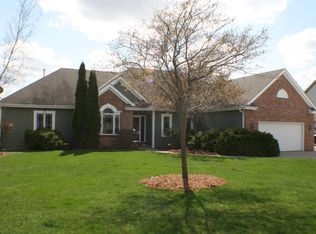 1050 River Knoll Cir, Oconomowoc, WI 53066