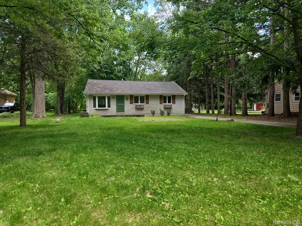 23440 Beech Rd, Southfield, MI 48033