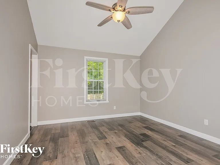202 Barrington Dr — Photo 10