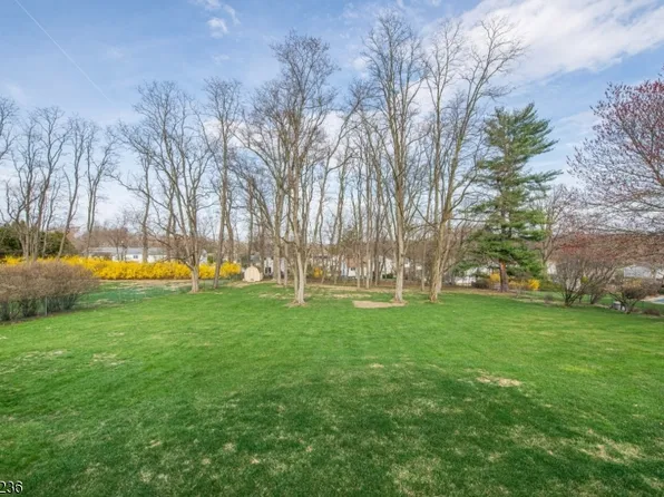 17 Longfellow Dr, Roxbury Twp., NJ 07876