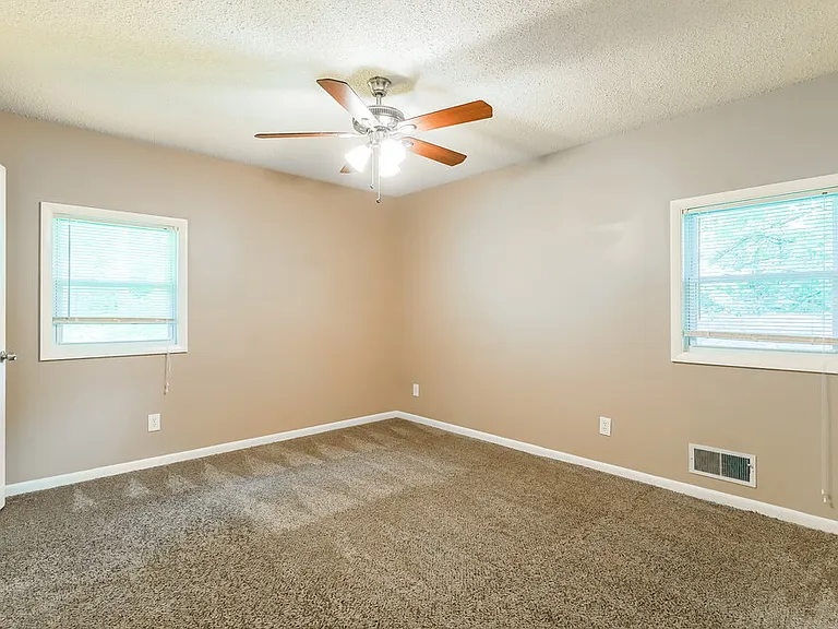 2415 Rose Ln SE — Photo 10