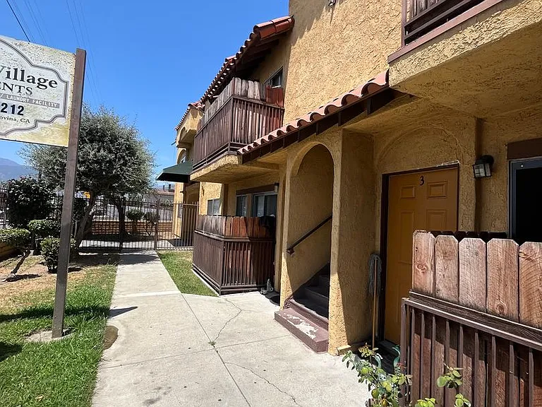 4810 N Vincent Ave — Photo 2