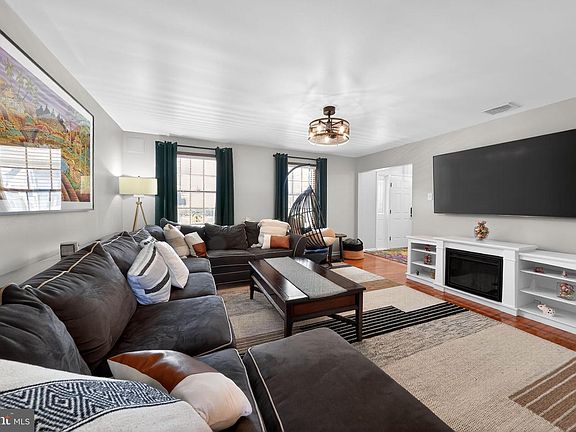 4th image of 37 Ridley Ave