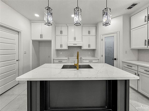 4th image of 608 Tower Oak Dr