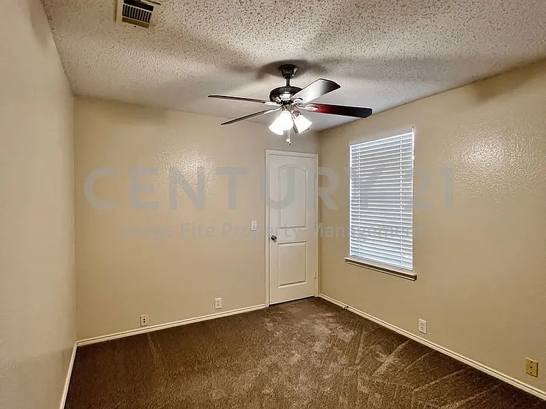 1901 Berkeley Dr — Photo 17