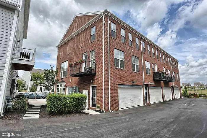 3 bed, 2.5 bath, 1700 sqft, $3,500 — Photo 3