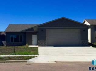 2005 S Marybeth Ave, Sioux Falls, SD 57106