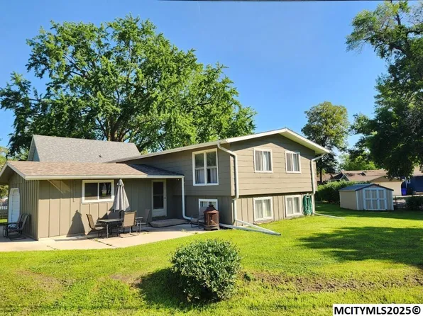 15257 Thoburn Ave, Clear Lake, IA 50428