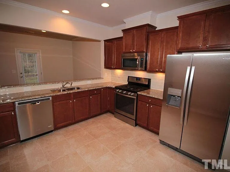 410 Chanson Dr — Photo 7