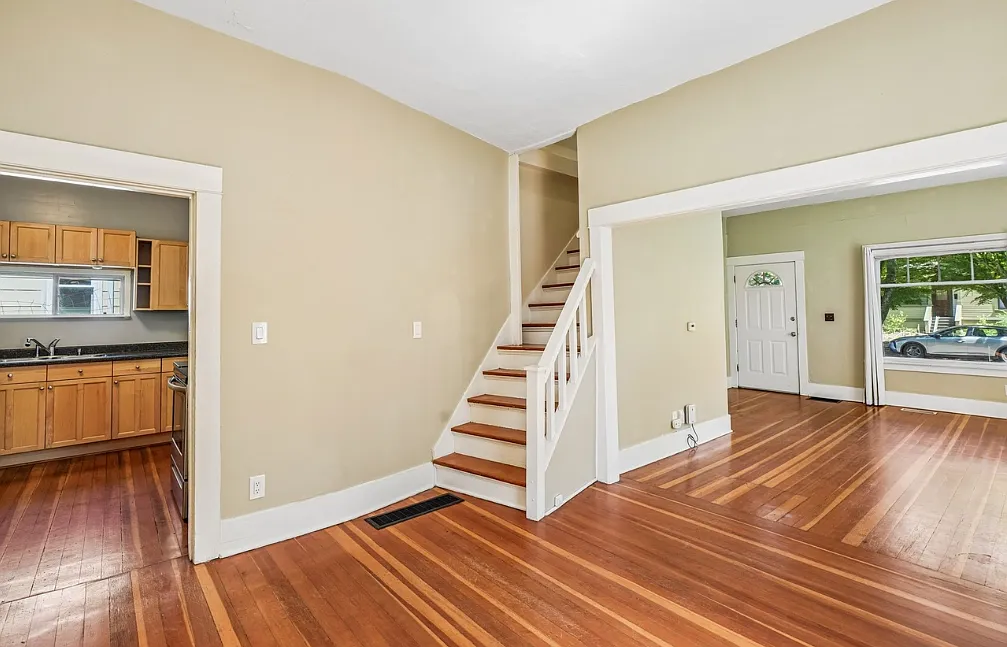 3 bed, 1200 sqft, $2,400 — Photo 3