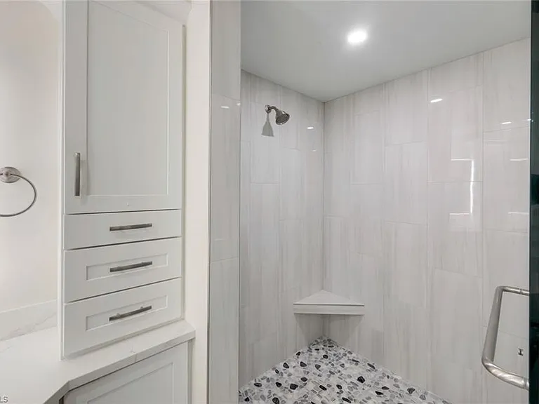 400 L Ambiance Cir #104 — Photo 16