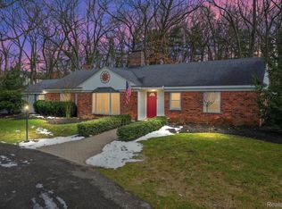 867 Peach Tree Ln, Rochester Hills, MI 48306