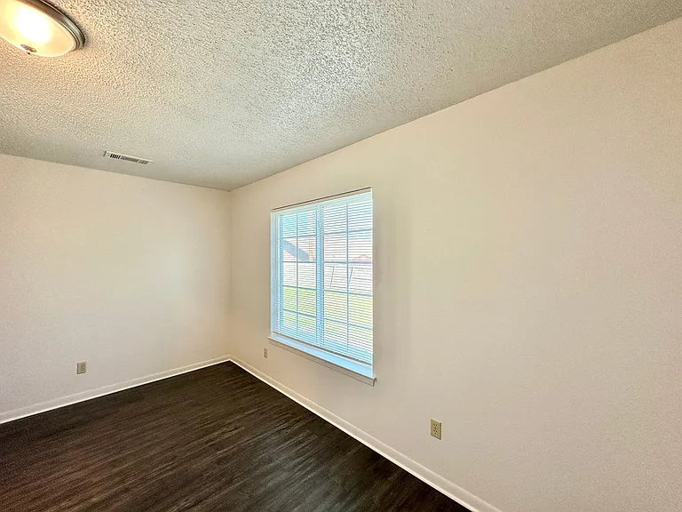 1501 Farhills Dr — Photo 21