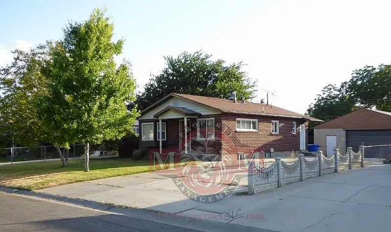 4 bed, 1976 sqft, $2,250 — Photo 2