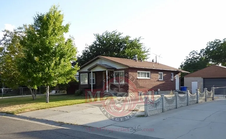 9590 S Amber Ln — Photo 2