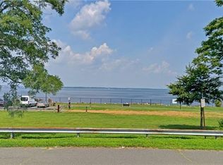 426 Bayview Dr, Laurence Harbor, NJ 08879