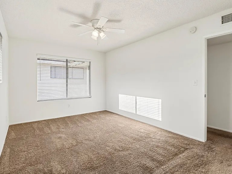 450 W Vermont Ave — Photo 19