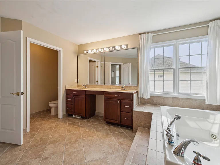 24323 Bellingham Dr — Photo 12