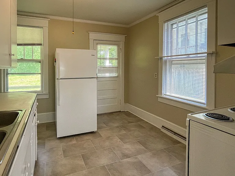 2104 Hill St — Photo 6