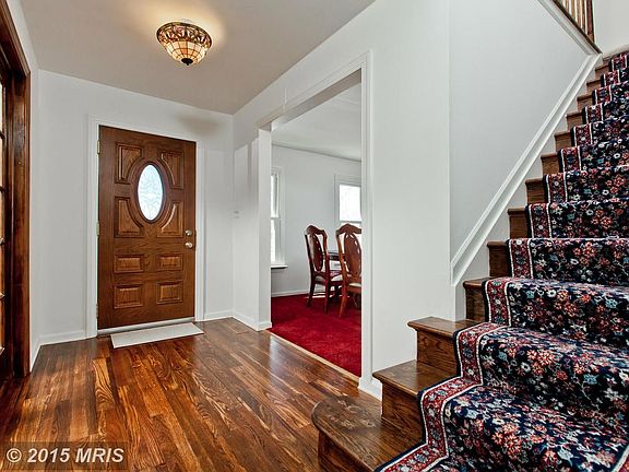 Attractive Entry Foyer