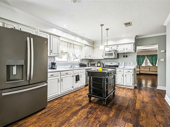 4th image of 5041 Oak Dr