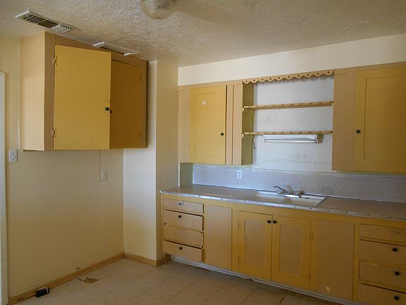 3rd image of 1401 W Lea St
