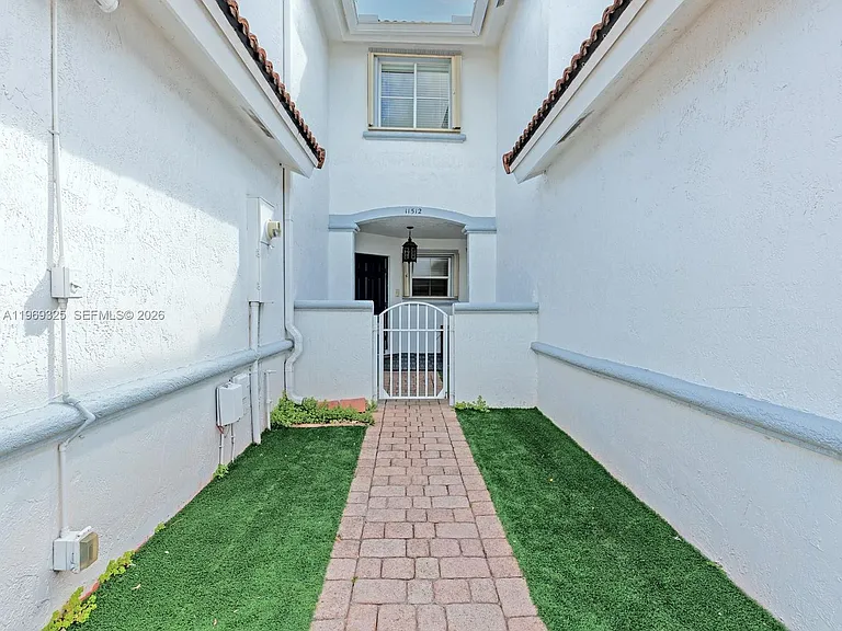 11512 NW 48th Ter — Photo 9