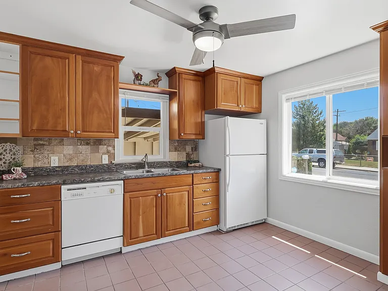 654 W Lennox St — Photo 4