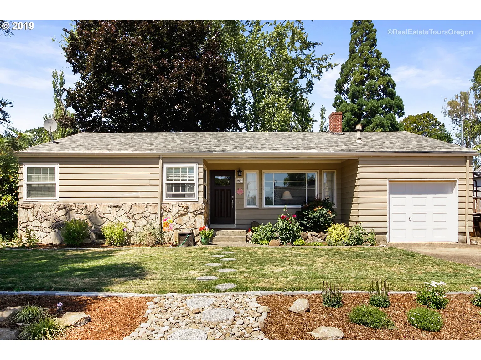255 NW Rachel St photo 1