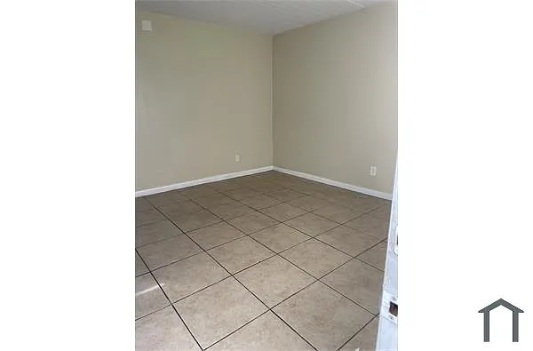 Building Photo - 171 SW 6th St #2