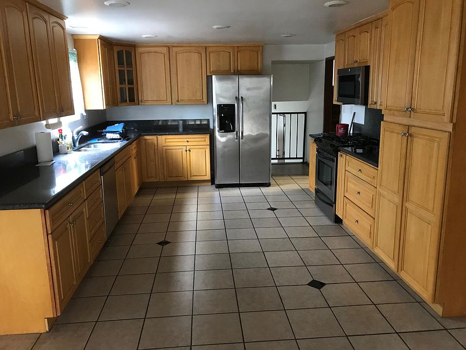 Full kitchen area