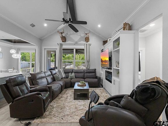 3rd image of 207 S Loveless St