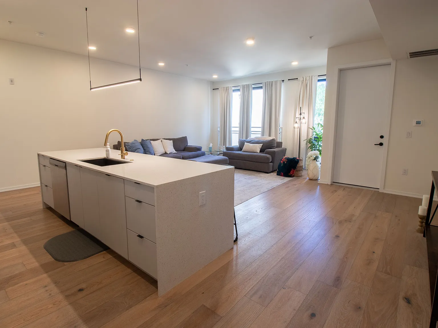 2 bed, 1015 sqft, $2,495 — Photo 2