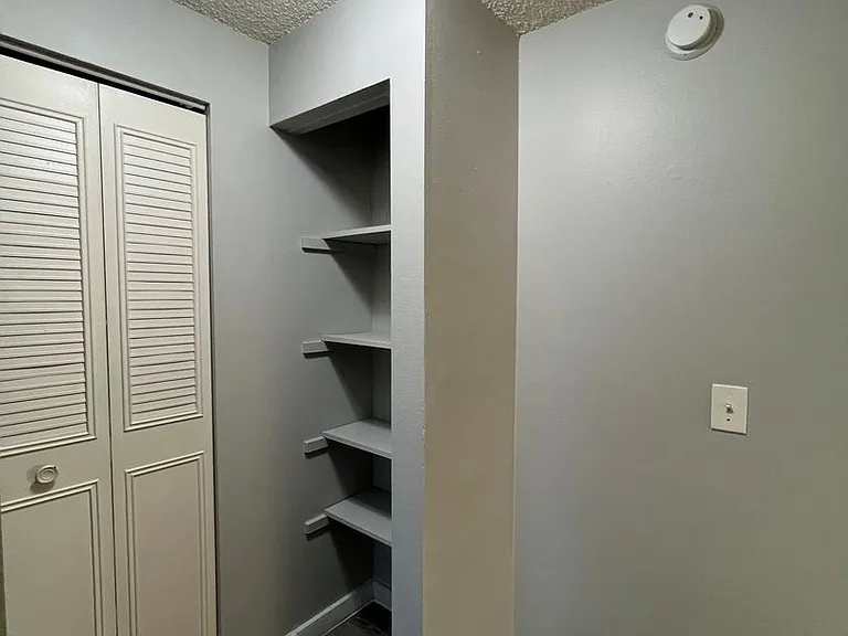 Surrey Square Apartments — Photo 5