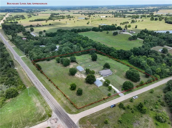 6461 S Oaks Dr, Navasota, TX 77868