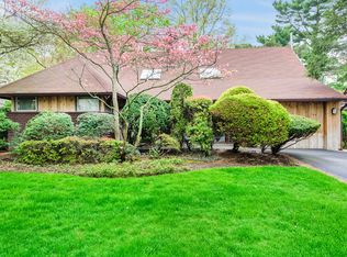 10 Oak Brook Ln, Merrick, NY 11566
