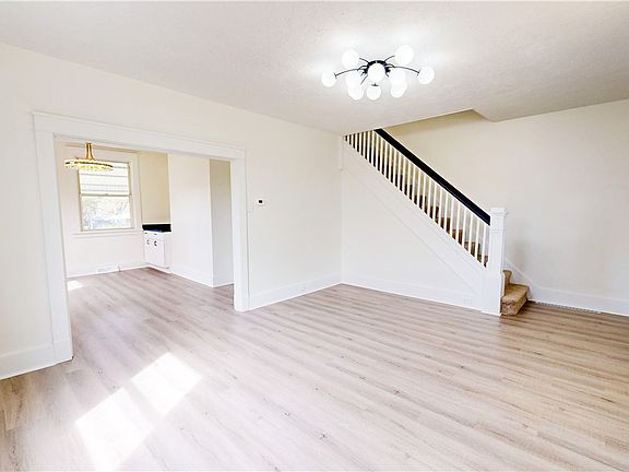 5th image of 121 Sampson Ave