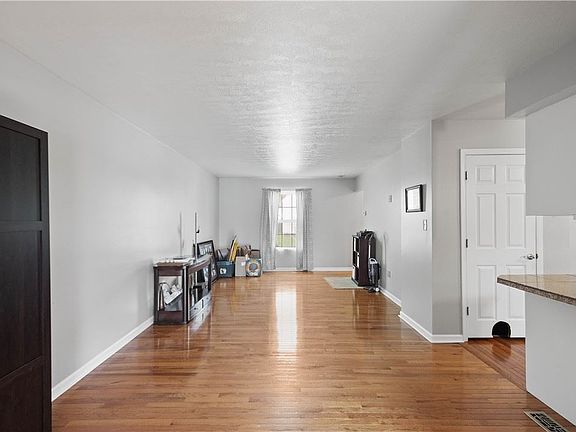 4th image of 1017 Sir Robert Dr