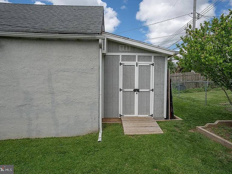 586 Summit St — Photo 46