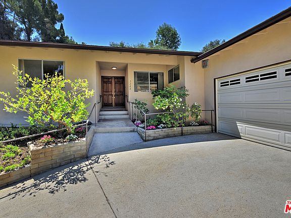 5th image of 3242 Berry Dr