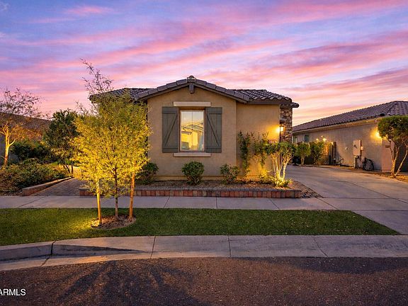 3rd image of 2843 E WAYLAND Drive