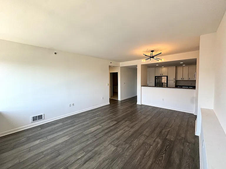 260 King St #809 — Photo 5